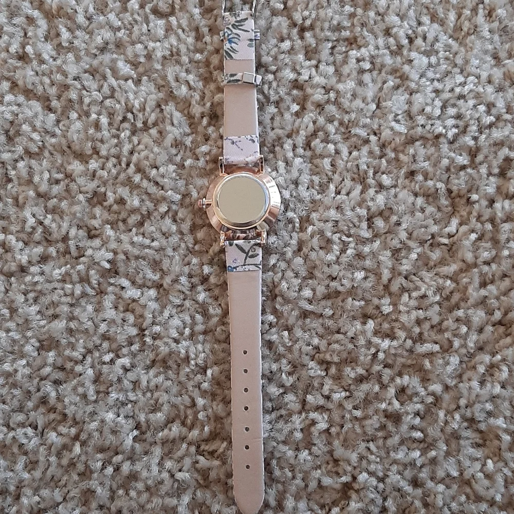 New Cat Round Pointer Watch and Heart Bracelet Set - Picture 4 of 4